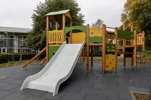 Bild vergr&ouml;&szlig;ern: Das Bild zeigt das neue Spielger&auml;t an der Sonnenhof-Schule in Auerbach. Es besteht unter anderem aus einer Rutsche, einem Kletterturm.