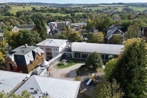 Bild vergr&ouml;&szlig;ern: Das Bild zeigt das neue Spielger&auml;t auf dem Areal an der Sonnenhof-Schule in Auerbach.
