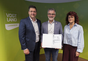 Bild vergr&ouml;&szlig;ern: Landrat Thomas Hennig mit Bad Elsters B&uuml;rgermeister Olaf Schlott und Andrea Jedzig, der Vorstandsvorsitzenden der Leader-Region-Vogtland