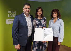 Bild vergr&ouml;&szlig;ern: Landrat Thomas Hennig mit Klingenthals Oberb&uuml;rgermeisterin Judith Sandner und Andrea Jedzig, der Vorstandsvorsitzenden der Leader-Region-Vogtland