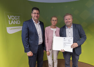 Bild vergr&ouml;&szlig;ern: Landrat Thomas Hennig mit Carmen Reiher, der Vorsitzenden des Verwaltungsverbandes J&auml;gerswald und Marco Siegemund, dem B&uuml;rgermeister von Falkenstein.