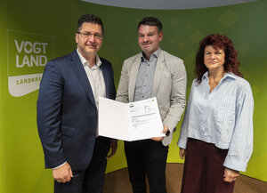 Bild vergr&ouml;&szlig;ern: Landrat Thomas Hennig mit Markneukirchens B&uuml;rgermeister Toni Meinel und Andrea Jedzig, der Vorstandsvorsitzenden der Leader-Region-Vogtland.