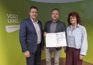 Bild vergr&ouml;&szlig;ern: Landrat Thomas Hennig mit Michael Pohl, dem B&uuml;rgermeister von Pausa-M&uuml;hltroff und Andrea Jedzig, der Vorstandsitzenden der Leader-Region-Vogtland.