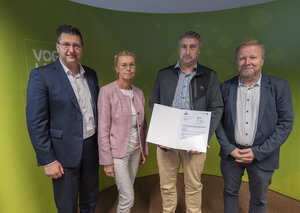 Bild vergr&ouml;&szlig;ern: Landrat Thomas Hennig mit Carmen Reiher, der Vorsitzenden des Verwaltungsverbandes J&auml;gerswald, Ralph Six, dem B&uuml;rgermeister von Tirpersdorf und Marco Siegemund, dem Vorsitzenden der Leader-Region "Sagenhaftes Vogtland"