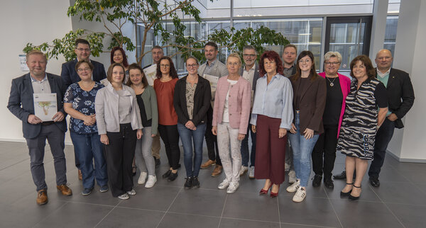 Bild vergr&ouml;&szlig;ern: Das Bild zeigt alle Projekttr&auml;ger zum diesj&auml;hrigen F&ouml;rderprogramm "Vitale Dorfkerne".