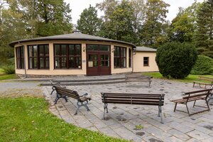 Bild vergr&ouml;&szlig;ern: Das Bild zeigt den Pavillon im Naturbad in Sch&ouml;nau.