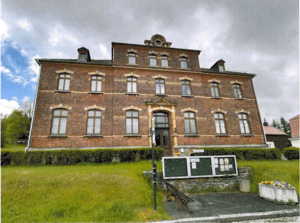Bild vergr&ouml;&szlig;ern: Die alte Schule in Sohl von au&szlig;en.