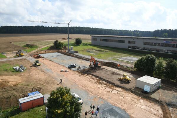 Bild vergrößern: Auf dem Bild sieht man eine Luftaufnahme der Baustelle des Kompetenzzentrums.