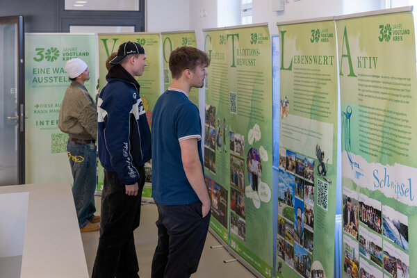 Bild vergr&ouml;&szlig;ern: Das Bild zeigt Studenten vor den gr&uuml;nen RollUps der Wanderausstellung.