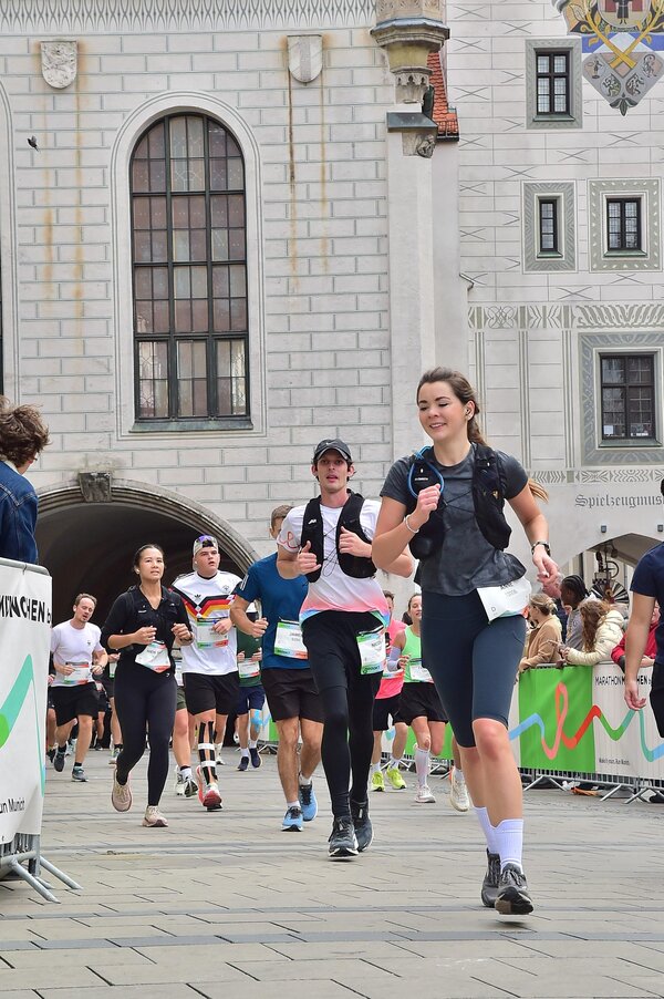 Bild vergr&ouml;&szlig;ern: Das Bild zeigt Anne Hartmann beim Marathonlauf.