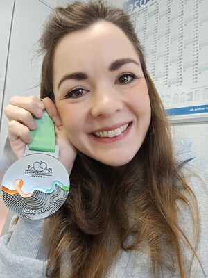 Bild vergr&ouml;&szlig;ern: Das Bild zeigt Anne Hartmann mit ihrer Medaille.