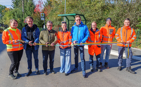 Es er&ouml;ffneten den neuen Stra&szlig;enabschnitt (ab.2.v.l.): Tim Fugmann (Fugmann & Fugmann, Architekten), Sven H&ouml;rning (Bauamtsleiter Reichenbach), Christiane Rill (Amt f&uuml;r Stra&szlig;enunterhaltund und -instandsetzung), Henry Ru&szlig; (OB Reichenbach), Alexander Maul (Leiter Amt f&uuml;r Stra&szlig;enunterhaltung - und -instandsetzung), S&ouml;ren Geiger (Strabag) und Paul Hilpmann (Stra&szlig;enmeisterei Reichenbach).