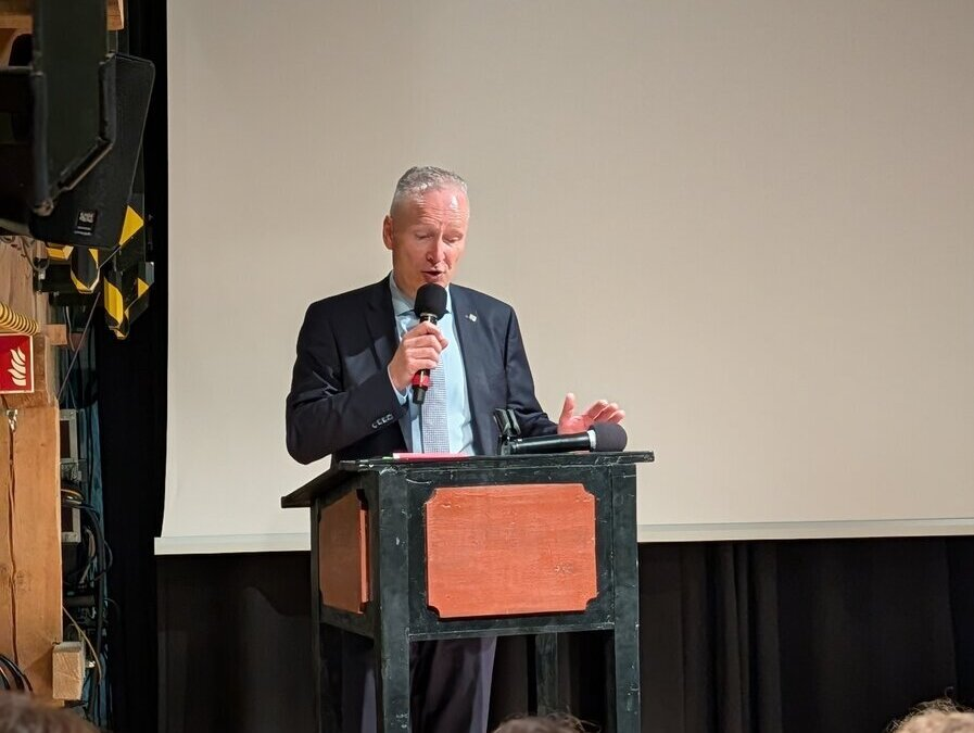 Dr. Axel Steinbach hielt zum Auftakt ein kurzes, aber herzliches Gru&szlig;wort.