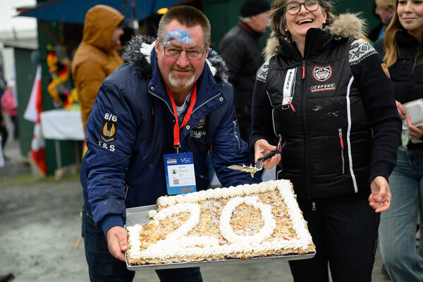 Zum Geburtstag gab es auch einen gro&szlig;en Kuchen, der unter den G&auml;sten des FIS Sommer Grand Prix verteilt wurde.