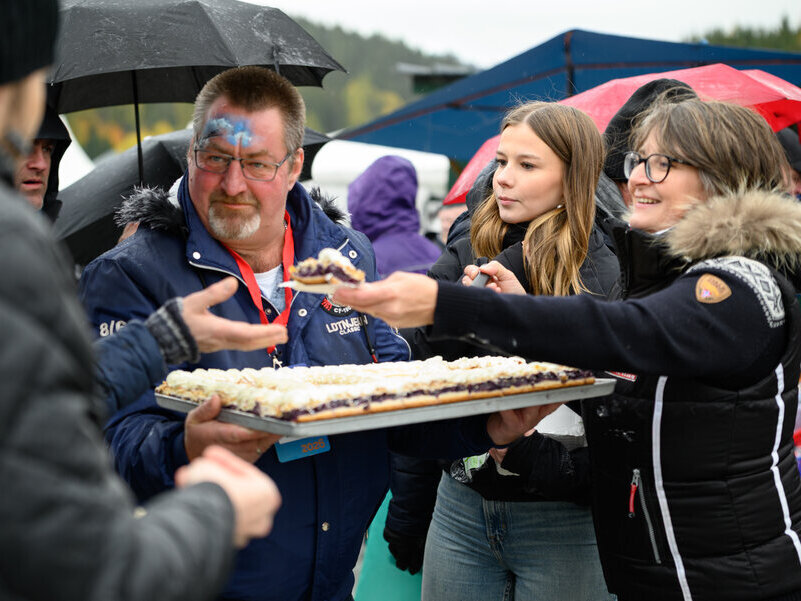 Der Kuchen ist unter den G&auml;sten verteilt worden.