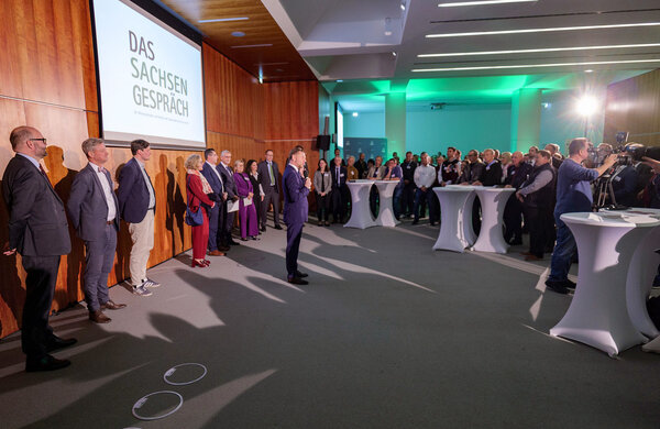 Bild vergr&ouml;&szlig;ern: Das Bild zeigt den Ministerpr&auml;sidenten und die Minister im Kreistagssaal des Landratsamtes. Sie stehen gegen&uuml;ber den Besuchern.