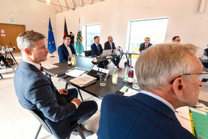 Bild vergr&ouml;&szlig;ern: Das Bild zeigt mehrere Minister im Vorfeld der Sitzung des s&auml;chsischen Kabinetts. Auch Landrat Thomas Hennig, Ministerpr&auml;sident Michael Kretschmer und Oberb&uuml;rgermeister Steffen Zenner sind dabei.