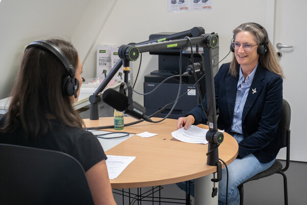 Bild vergr&ouml;&szlig;ern: Das Bild zeigt Dr. Anne Schilder mit Kopfh&ouml;rern auf dem kopf und vor dem Mikrofon sitzend. Ihr gegen&uuml;ber sitzt die Moderatorin Madlen Schuld.