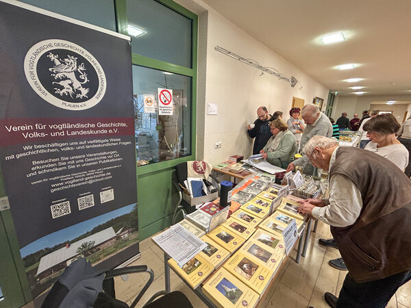 Bild vergr&ouml;&szlig;ern: Gro&szlig;es Interesse am B&uuml;cherstand.