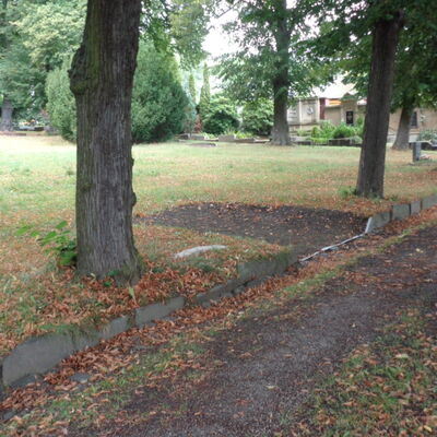 Das Bild zeigt eine abgesenkte Borde im Arboretum-Friedhof II Plauen.