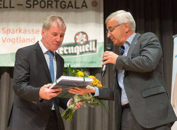 Bild vergrößern: Landrat Rolf Keil (rechts) ehrt den langjährigen Organisator der Sport Gala Volkhardt Kramer.