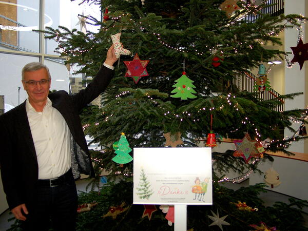 Bild vergrößern: Schülerinnen und Schüler der Pestalozzischule Reichenbach fertigten die Basteleien für den Weihnachtsbaum. Landrat Rolf Keil bedankt sich dafür.