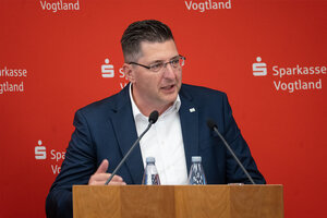 Bild vergr&ouml;&szlig;ern: Das Bild zeigte den Landrat an einem Redepodium