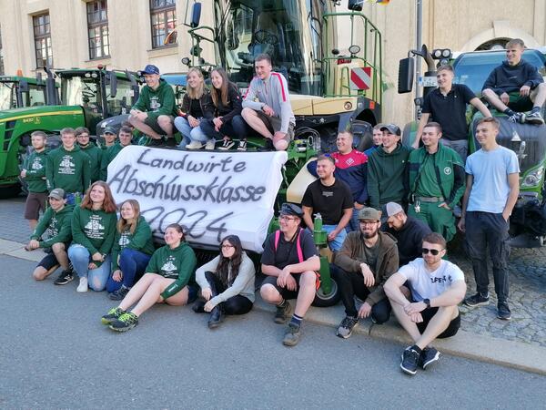Auf dem Bild sind Landwirte zu erkennen.